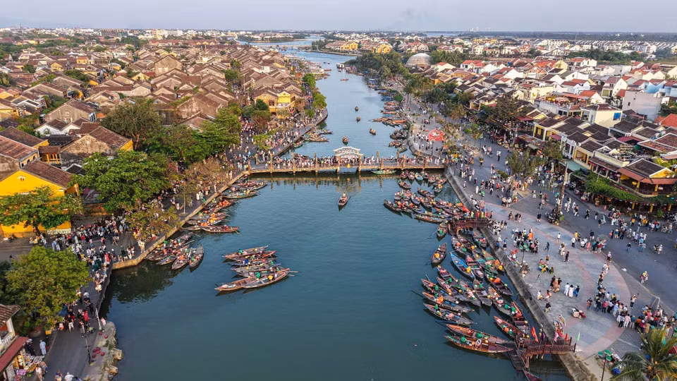 Hoi An ha sido conservada bastante intacta, desde la arquitectura y la apariencia asociada con valores históricos y culturales únicos, atrayendo a turistas a visitar y aprender. (Fuente: VNA)