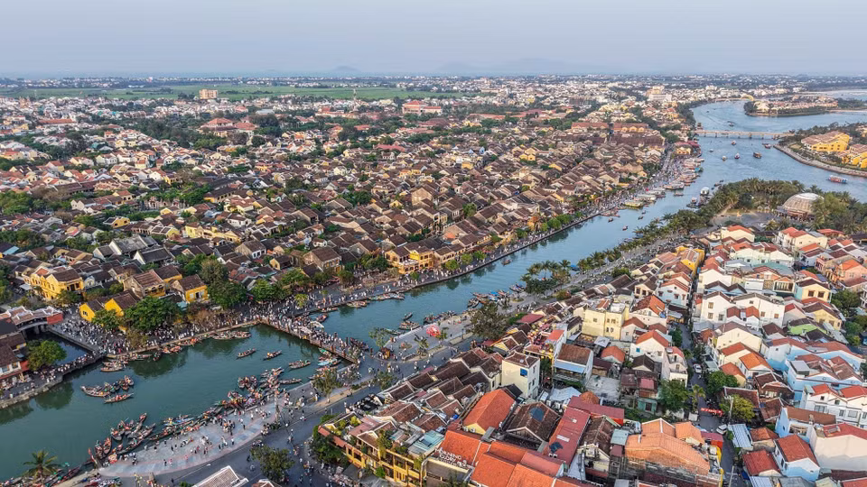 La ciudad de Hoi An, reconocida por la UNESCO como Patrimonio Cultural de la Humanidad, sigue siendo un destino indispensable para todos los turistas nacionales e internacionales. (Fuente: VNA)