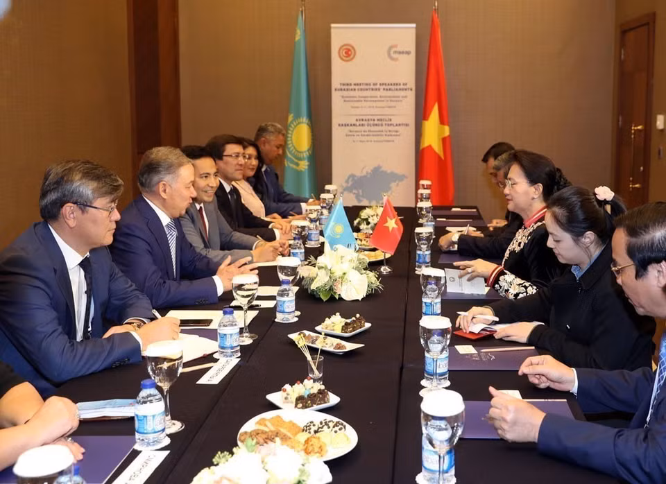 Durante la tercera Conferencia de Presidentes de los Parlamentos de los Países Euroasiáticos, celebrada el 9 de octubre de 2018 en Antalya (Turquía), la presidenta de la Asamblea Nacional de Vietnam, Nguyen Thi Kim Ngan, se reunió con el titular de la Cámara de Representantes de la República de Kazajistán, Nurlan Nigmatulin. (Fuente: VNA)
