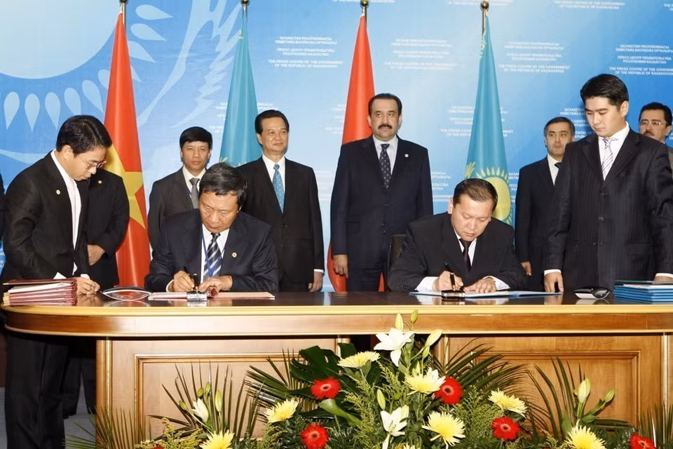El primer ministro de Kazajistán, Karim Masimov, y su homólogo vietnamita, Nguyen Tan Dung, presenciaron la ceremonia de firma del acuerdo entre ambos gobiernos sobre las actividades laborales de los ciudadanos en cada país (15 de septiembre de 2009). (Fuente: VNA)