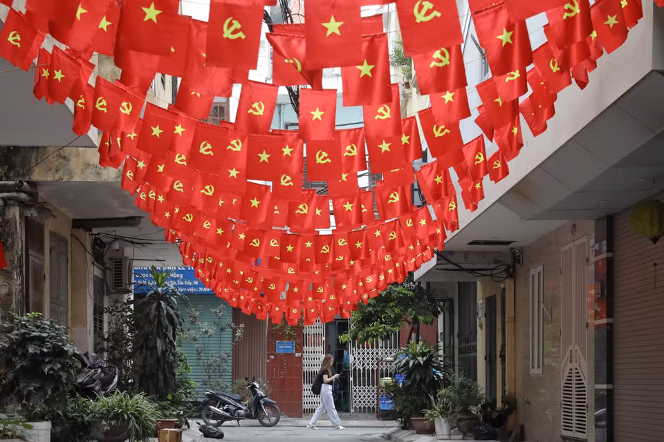 Un pequeño callejón en la calle de Nghia Tan se llena de rojo por el feriado del 30 de abril. (Fuente: VNA)