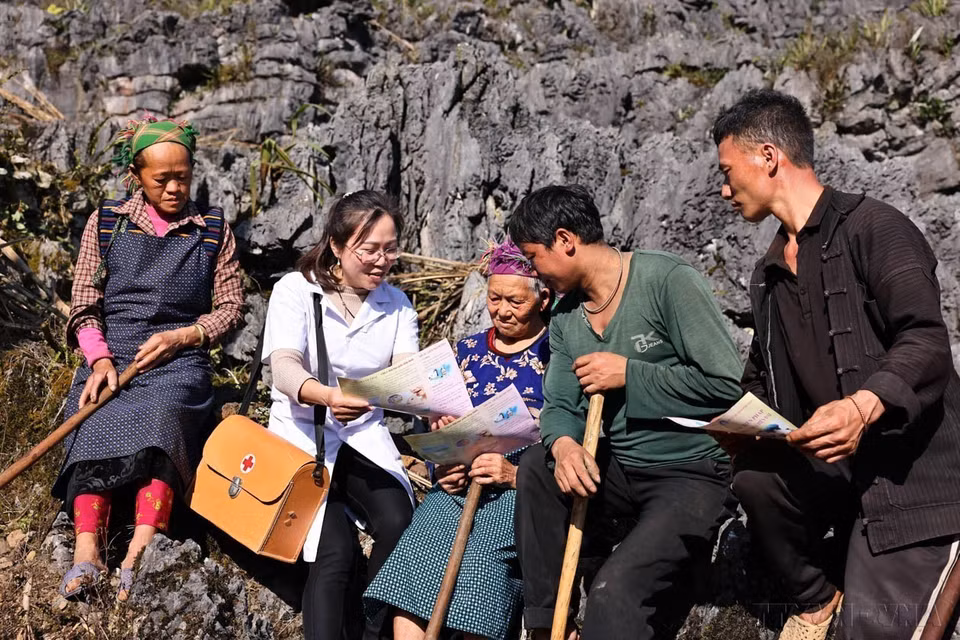 La doctora Mai Thi Hien (grupo étnico Tay, del distrito de Bac Quang), encargada del puesto de salud de la comuna de Ho Quang Phin, distrito de Dong Van, provincia norteña de Ha Giang, es un apoyo confiable para la población étnica local, donde el 95% son del pueblo Mong. (Fuente: VNA)