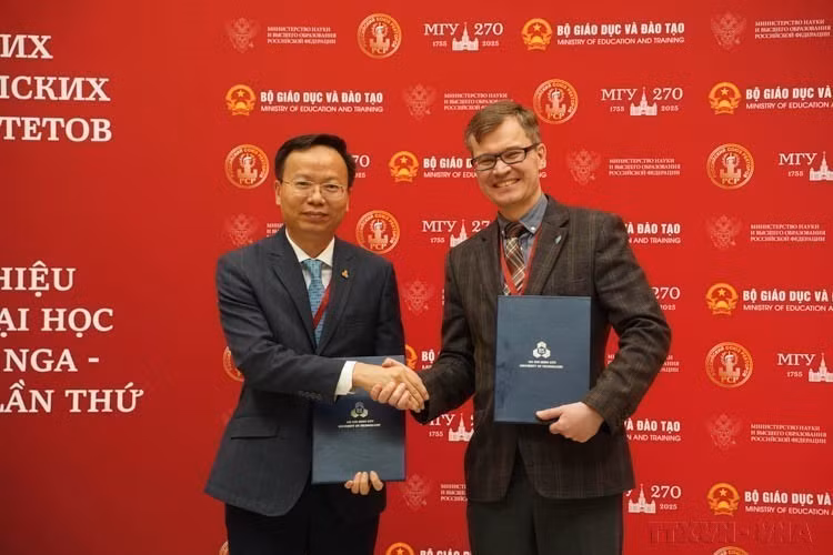 Entrega de las actas del acuerdo entre la Universidad Federal del Lejano Oriente y la Universidad Tecnológica de Ciudad Ho Chi Minh (Universidad Nacional de Vietnam) en el II Foro de Rectores de Universidades Vietnam - Rusia (Moscú, 18 de abril de 2024). (Fuente: VNA)