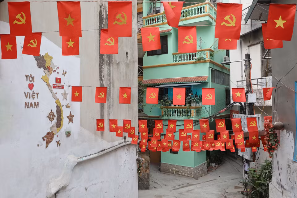 Un pequeño callejón de la calle Yen Phu está decorado con numerosas banderas vietnamitas. (Fuente: VNA)