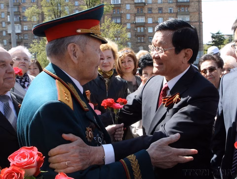 Con motivo de su asistencia al acto conmemorativo por 70.º aniversario de la Victoria en la Gran Guerra Patria, en la mañana del 8 de mayo de 2015, en Moscú, el presidente vietnamita Truong Tan Sang se reunió con veteranos rusos durante una ceremonia de colocación de flores en el Monumento dedicado al Presidente Ho Chi Minh. (Fuente: VNA)