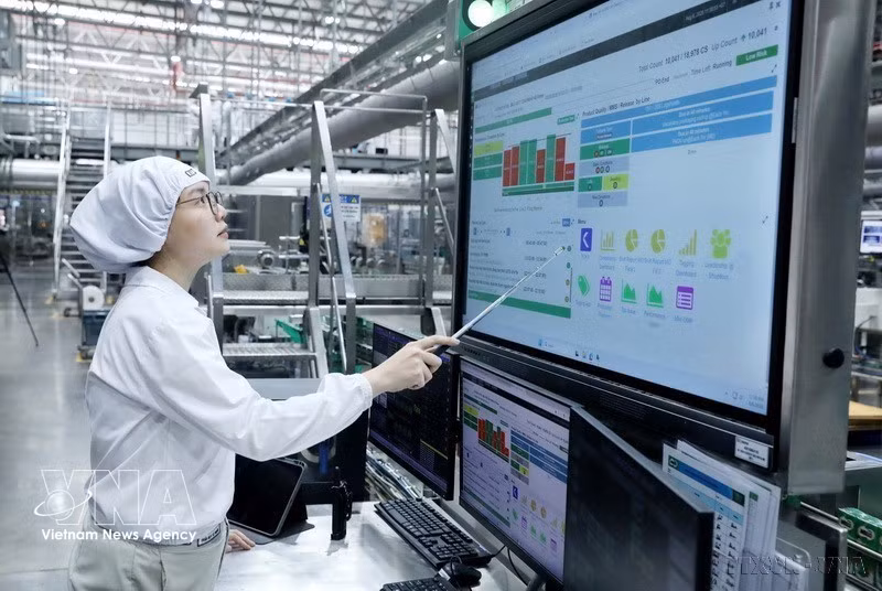 La transformación digital desempeña un papel crucial en el desarrollo del país en la nueva era. En la imagen: trabajadores de la fábrica Bong Sen (Grupo Nestlé Vietnam) operan la línea de producción utilizando un panel de control automatizado. (Fuente: VNA)
