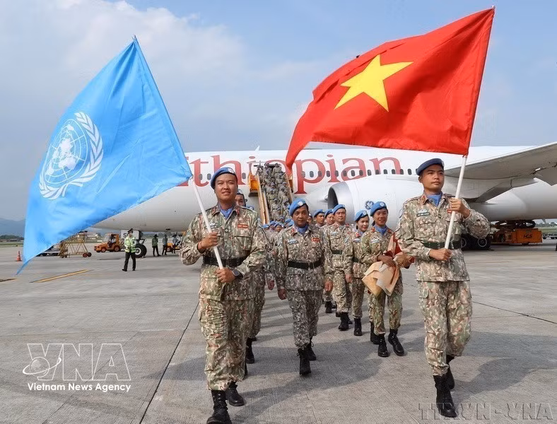 Vietnam es un miembro activo, proactivo y altamente responsable de las organizaciones internacionales. En la foto: la ceremonia de bienvenida a la Unidad de Ingeniería Militar N.º 2 a su regreso a Vietnam tras completar con éxito su misión con la Fuerza Provisional de Seguridad de las Naciones Unidas para Abyei (UNISFA) (28 de septiembre de 2024). (Fuente: VNA)