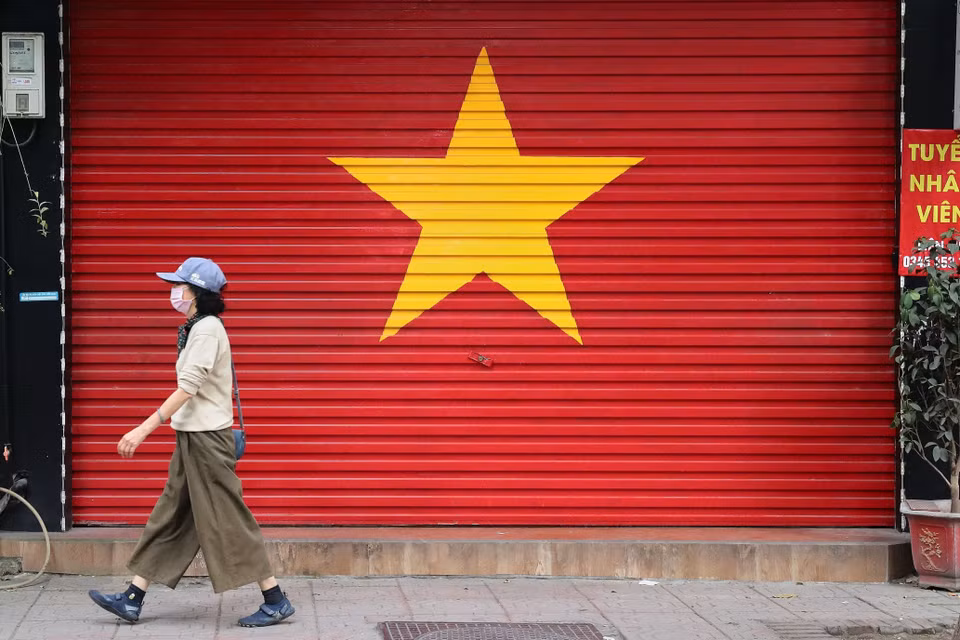 La bandera nacional aparece en muchas tiendas de Hanoi, mostrando el orgullo nacional. (Fuente: VNA)