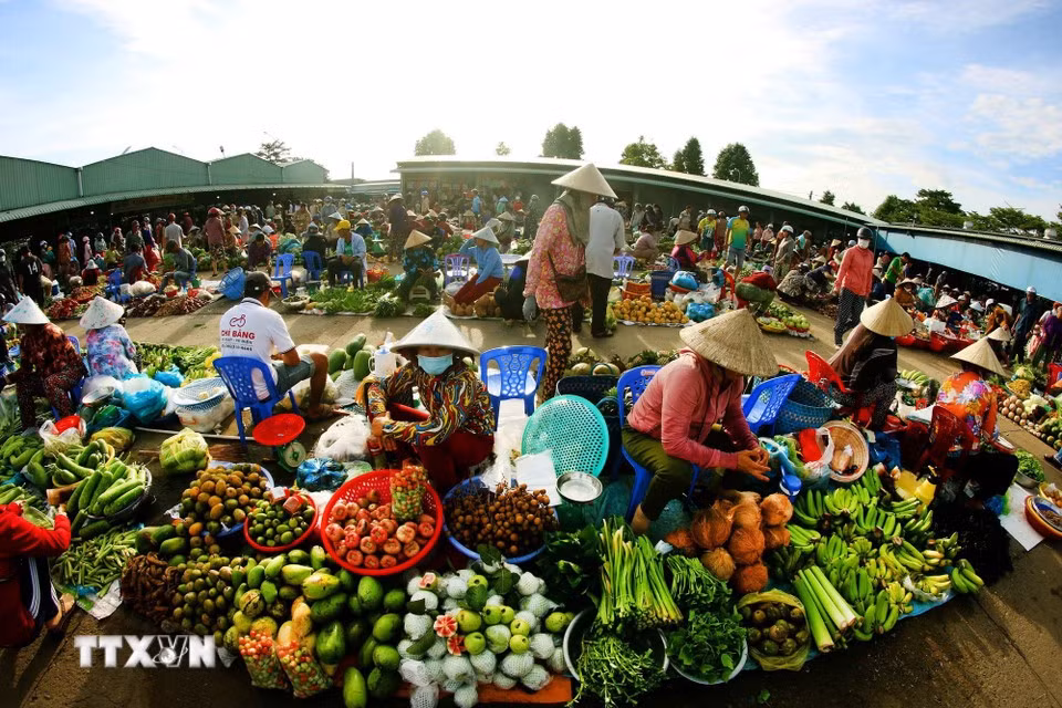 El término “mercado chom hom” se deriva de la forma en que los vendedores suelen sentarse cerca del suelo, con sus mercancías dispuestas en cestas, sobre lonas o encima de taburetes pequeños. (Fuente: VNA)