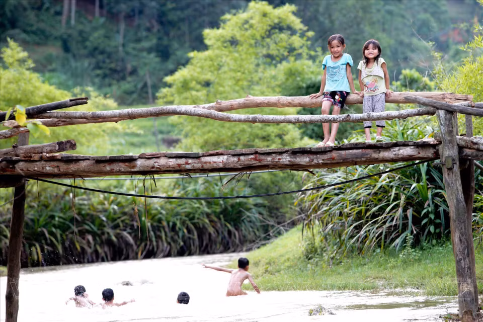 Escena pacífica junto al fresco arroyo en Mai Chau, provincia norteña de Hoa Binh. (Fuente: VNA)