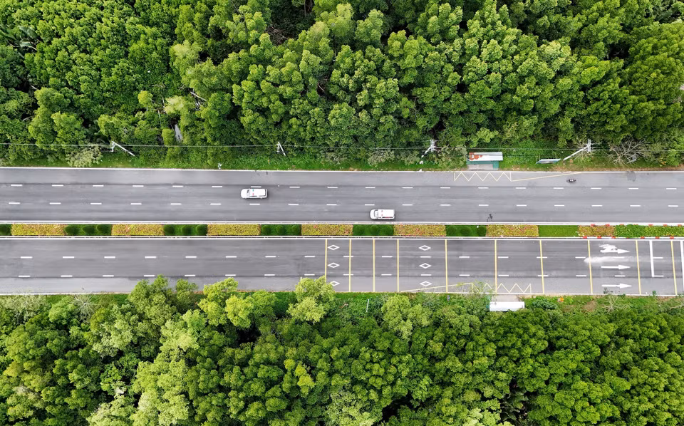 Tramo de seis carriles de la carretera Rung Sac con impresionantes categorías de seguridad vial, vista desde arriba. (Fuente: VNA)