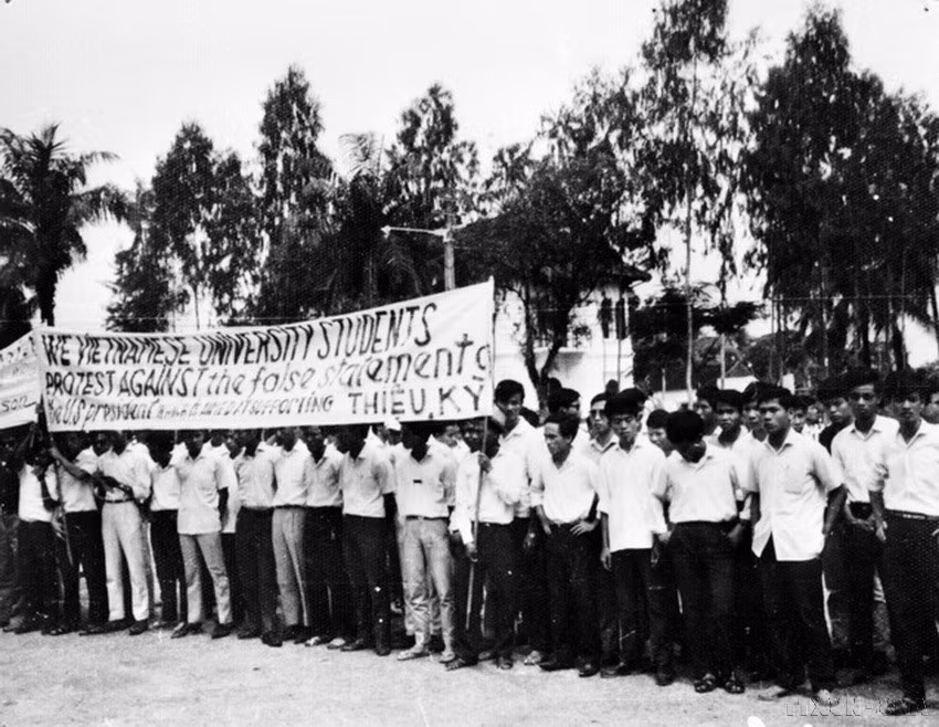 Estudiantes de Hue protestaron contra los imperialistas estadounidenses y sus lacayos traidores de Thieu-Ky que reprimieron brutalmente la lucha del pueblo de Da Nang, exigiendo que Estados Unidos regresara a casa y derrocara al régimen del gobierno títere (abril de 1966). (Fuente: VNA)