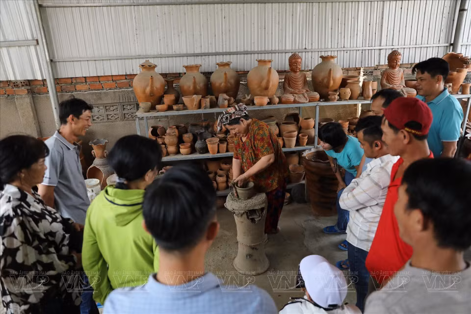 En los últimos años, el pueblo alfarero de Bau Truc se ha combinado con las actividades de turismo cultural. Los visitantes que llegan al lugar no sólo pueden comprar productos de cerámica, sino también experimentar el proceso de producción tradicional y conocer sobre la cultura Cham. (Fuente: VNA)