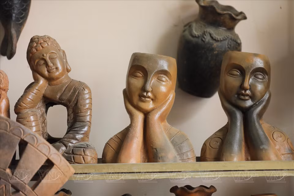 Bau Truc no es sólo un pueblo alfarero, sino también un patrimonio cultural activo, donde los valores tradicionales se conservan en medio de las corrientes modernas. Cada producto cerámico local es una obra de arte y la voz de una comunidad sobre su identidad cultural y sus tradiciones. (Fuente: VNA)