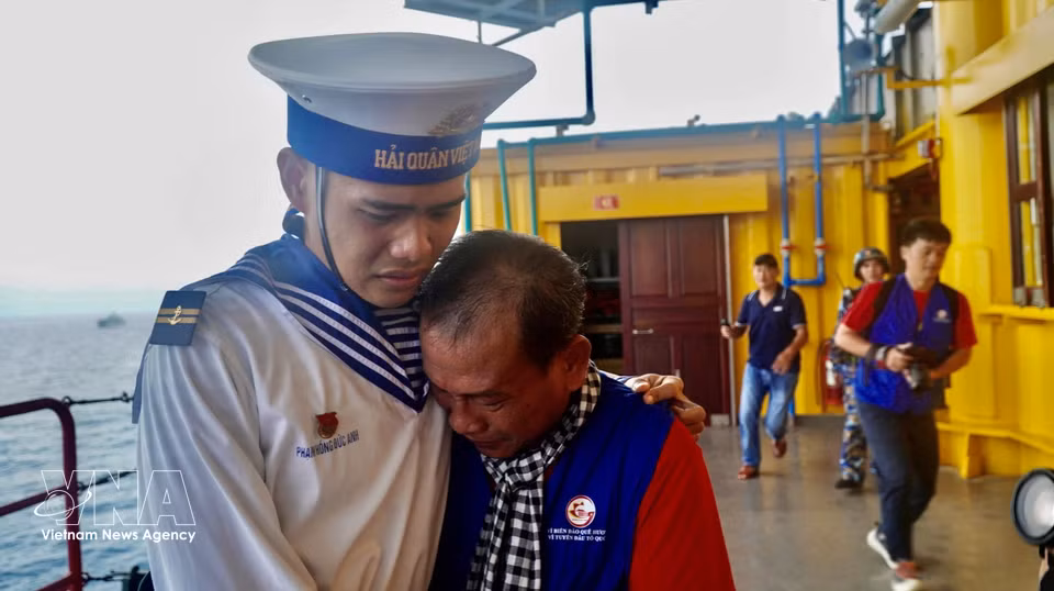 El militar Pham Hong Duc Anh y su padre no pudieron contener las lágrimas al reencontrarse en la plataforma DK1/10. (Fuente: VNA)