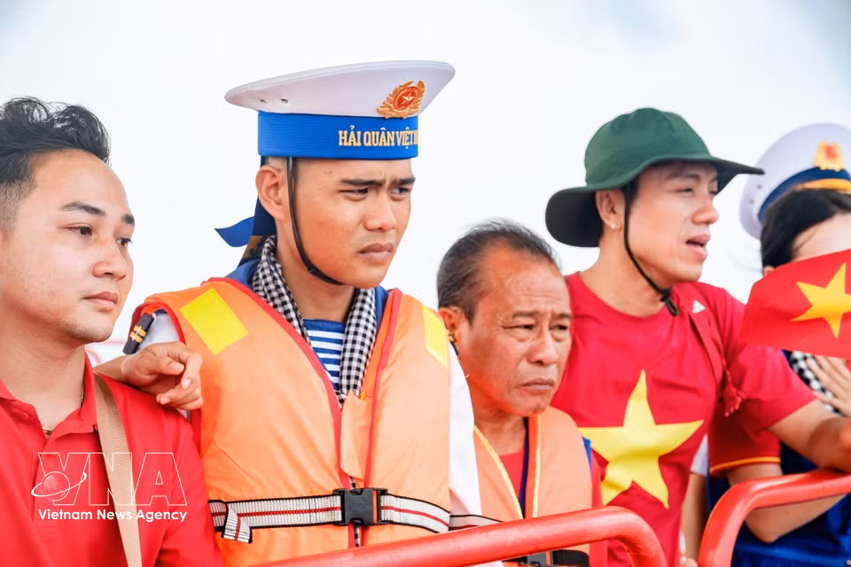 El militar Pham Hong Duc Anh y su padre, junto con artistas de la delegación de Ciudad Ho Chi Minh, visitaron la plataforma DK1/10. (Fuente: VNA)