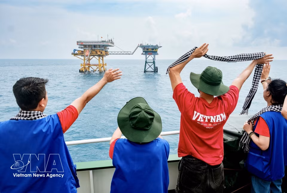 La delegación de Ciudad Ho Chi Minh se despide de los oficiales y soldados de la plataforma DKI/10 antes de regresar al continente. (Fuente: VNA)