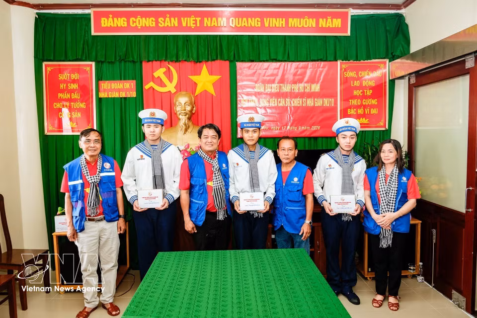 Representantes de la delegación de Ciudad Ho Chi Minh entregaron obsequios para animar a los padres y sus hijos, quienes se encuentran actualmente de servicio en la plataforma DK1/10. (Fuente: VNA)