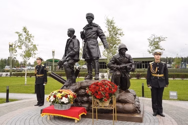 Ceremonia de inauguración del Monumento a los Voluntarios Internacionales Vietnamitas que lucharon para proteger Moscú durante la Gran Guerra Patria (1941-1945), en el Parque “Patriota” en las afueras de la capital rusa. El grupo de tres estatuas creado por el escultor Alexey Chebanenko se llama "Aliados - Soldados vietnamitas" (13 de agosto de 2024). (Fuente: VNA)