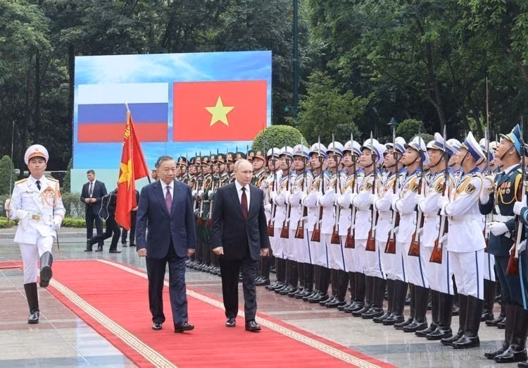 El presidente To Lam (actualmente secretario general del Partido Comunista de Vietnam) presidió la ceremonia oficial de bienvenida a su homólogo ruso, Vladimir Putin, en una visita de Estado a Vietnam (Hanoi, 20 de junio de 2024). (Fuente: VNA)