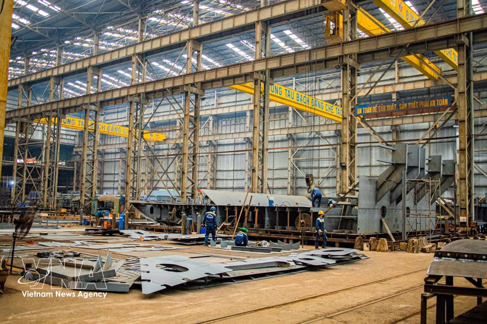 En el taller del astillero de Bach Dang, con su estructura de acero y sus grúas en funcionamiento continuo, cientos de trabajadores participan a diario en el proceso de construcción naval. (Foto: VNA)