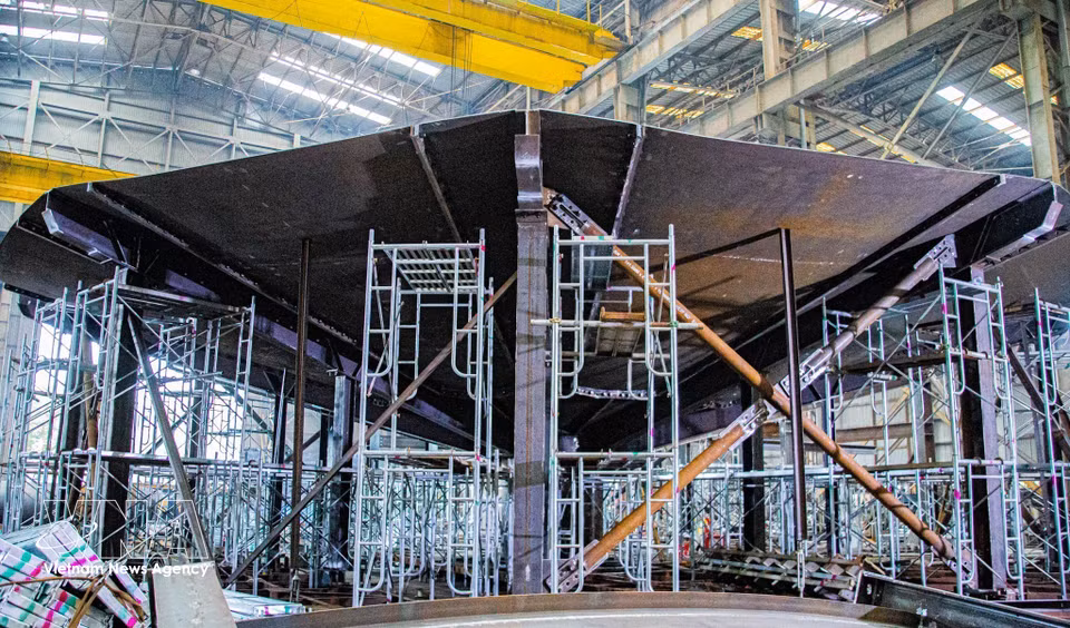 Tras miles de horas de trabajo, el barco va tomando forma gradualmente, transformándose de placas de acero toscas y desarticuladas en una estructura sólida y unificada. (Foto: VNA)