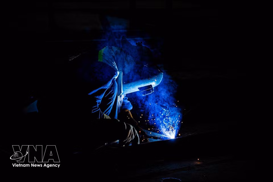 Los procesos de metalurgia implican mucha intensidad de trabajo y altas temperaturas. (Foto: VNA)