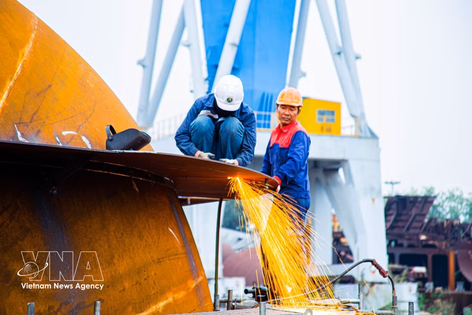 Desde el diseño hasta la fabricación integrada, la combinación de la experiencia y el dominio de los equipos modernos por parte de los trabajadores ha dado como resultado buques de acero que cumplen con los estándares internacionales. (Foto: VNA)