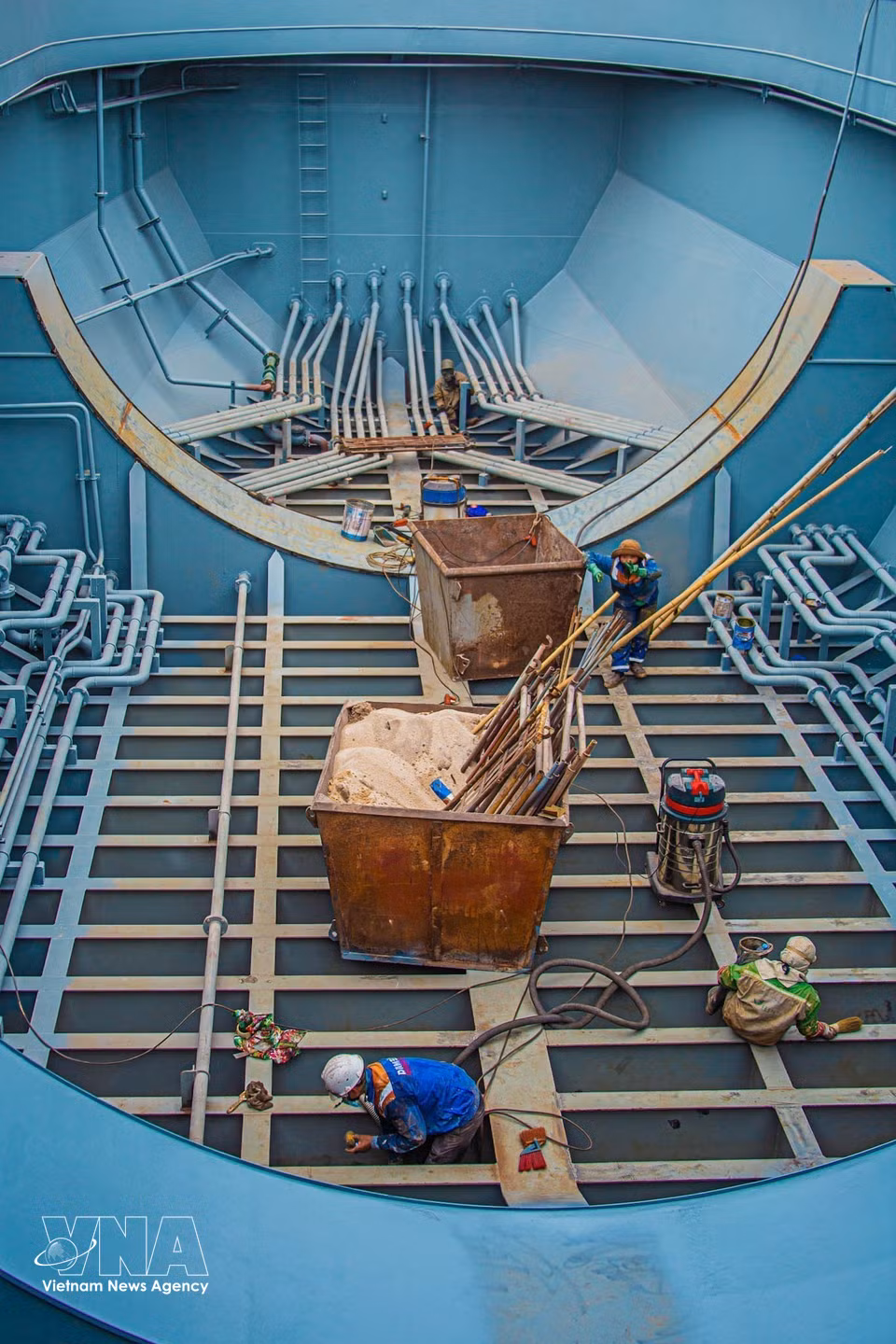 Vista panorámica de los compartimentos del barco durante la fase de instalación y construcción, con la coordinación de numerosos equipos de trabajadores. (Foto: VNA)