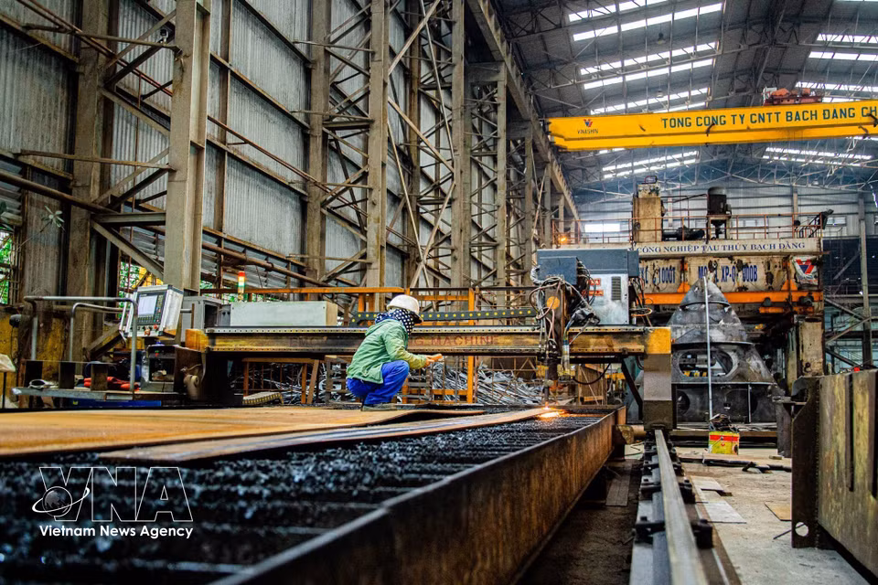 En la obra, cada persona es un eslabón vital, que trabaja diligentemente entre la maquinaria y los materiales. (Foto: VNA)