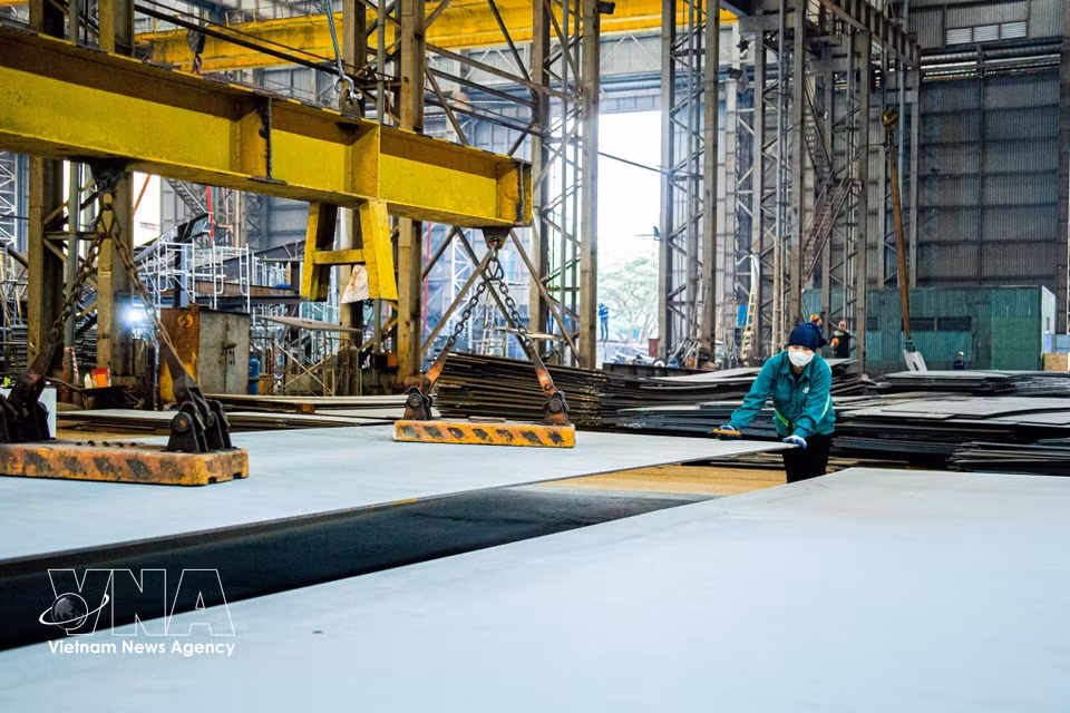 Los bloques de acero se ensamblan en el taller, listos para el proceso de fabricación del casco del barco. (Foto: VNA)