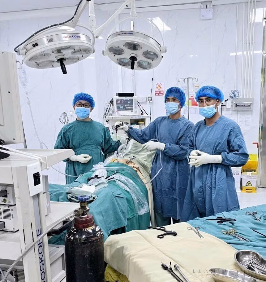 Los obstetras del Centro de Salud de la ciudad de Thuan An, provincia sureña de Binh Duong, realizaron con éxito tres cirugías complicadas en la misma tarde. Este logro reafirma una vez más la alta calidad profesional del equipo médico del hospital distrital (9 de octubre de 2024). (Fuente: VNA)