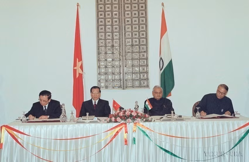 El secretario general del Partido Comunista de Vietnam, Nong Duc Manh, y el primer ministro indio, Atal Bihari Vajpayee, presenciaron la ceremonia de firma de la "Declaración Conjunta sobre el Marco de Cooperación Integral entre ambas naciones al entrar en el siglo XXI", realizada el 1 de mayo de 2003 en Nueva Delhi. (Fuente: VNA)
