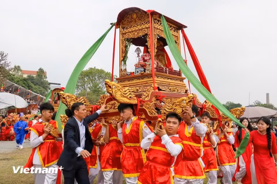 En el ambiente primaveral de febrero, el rojo de los palanquines de flores y los coloridos trajes de los participantes del festival se mezclan, creando así una vibrante escena cultural, que evoca un sentimiento de orgullo en cada persona del pueblo de So. (Fuente: Vietnamplus)