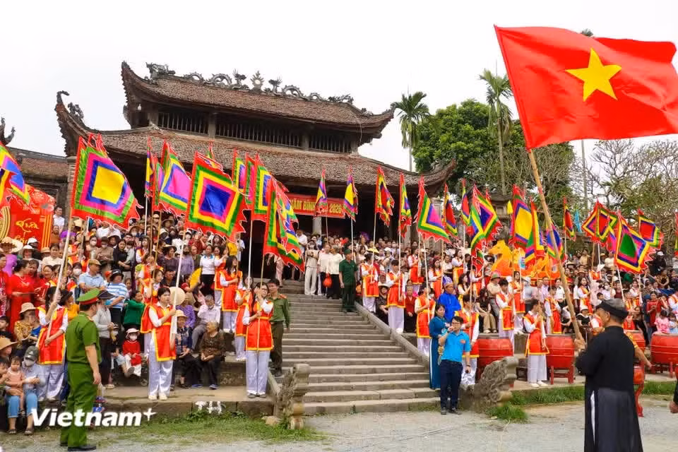 El tradicional Festival del Templo So, que se celebra cada año del 8 al 10 de febrero según el calendario lunar, no solo es motivo de orgullo para los locales, sino también un museo viviente de arquitectura y espiritualidad. El festival del pueblo de So conserva su solemnidad, pero ha adquirido un aspecto más abierto a través de perspectivas novedosas y únicas. (Fuente: Vietnamplus)