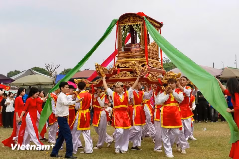 Una de las novedades del festival de este año es la estrecha colaboración entre los lugareños experimentados y la generación más joven. Cada norma del ritual —desde portar las tablillas ancestrales hasta realizar los ritos sacrificiales— se transmite con meticulosa dedicación, asegurando que la herencia cultural permanezca intacta en la modernidad. (Fuente: Vietnamplus)