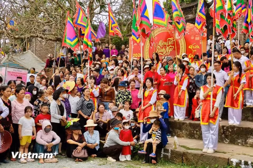 Sin importar la distancia, los hijos de la región de Doai regresan en multitud para sumarse al ambiente vibrante del festival. (Fuente: Vietnamplus)