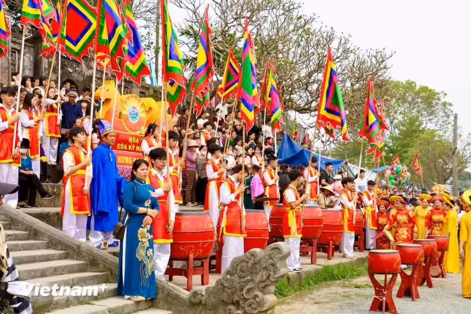 El Templo So, una reliquia nacional especial conocida como el "Primer Templo de Doai", brilla con todo su esplendor el día de la inauguración del festival, el 26 de marzo (octavo día del segundo mes lunar). (Fuente: Vietnamplus)