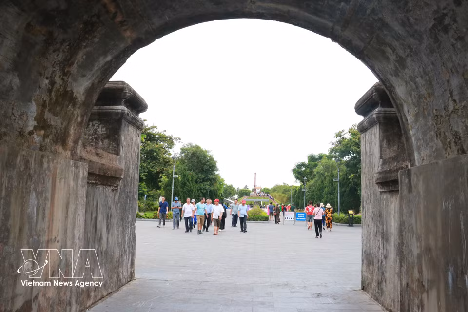 En la alta temporada, la antigua Ciudadela de Quang Tri recibe a veces tres mil visitantes que acuden a depositar flores, ofrecer inciensos y rendir homenaje a los mártires. (Fuente: VNA)