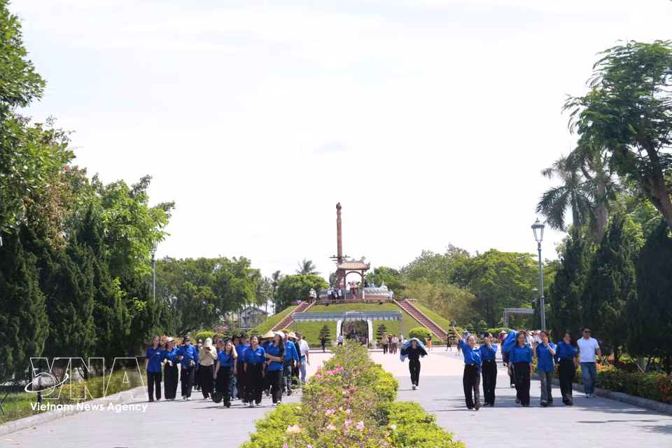 Un gran número de miembros de la Unión de Jóvenes Comunistas Ho Chi Minh visitan la antigua Ciudadela de Quang Tri para expresar su gratitud y comprender mejor el valor de la paz. (Fuente: VNA)