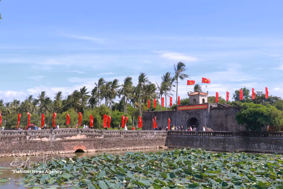 Numerosos lugareños y turistas acuden a rendir homenaje en la antigua Ciudadela de Quang Tri. (Fuente: VNA)