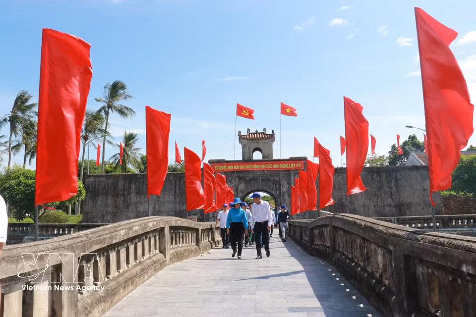 En su apogeo, la antigua Ciudadela de Quang Tri recibe a veces alrededor de tres mil visitantes que acuden a depositar flores, ofrecer inciensos y rendir homenaje a los mártires. (Fuente: VNA)