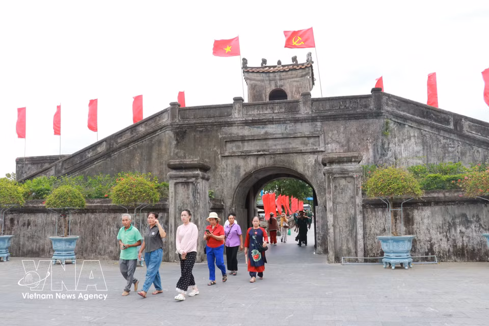 Numerosos lugareños y turistas acuden a rendir homenaje en la antigua Ciudadela de Quang Tri. (Fuente: VNA)