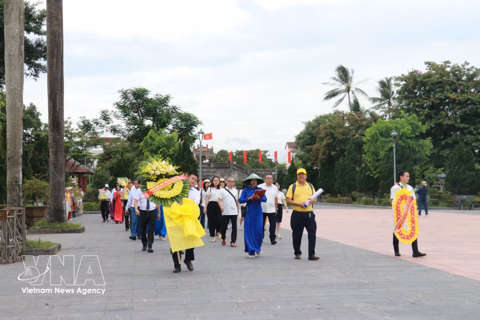En la alta temporada, la antigua Ciudadela de Quang Tri recibe a veces tres mil visitantes que acuden a depositar flores, ofrecer inciensos y rendir homenaje a los héroes caídos. (Fuente: VNA)