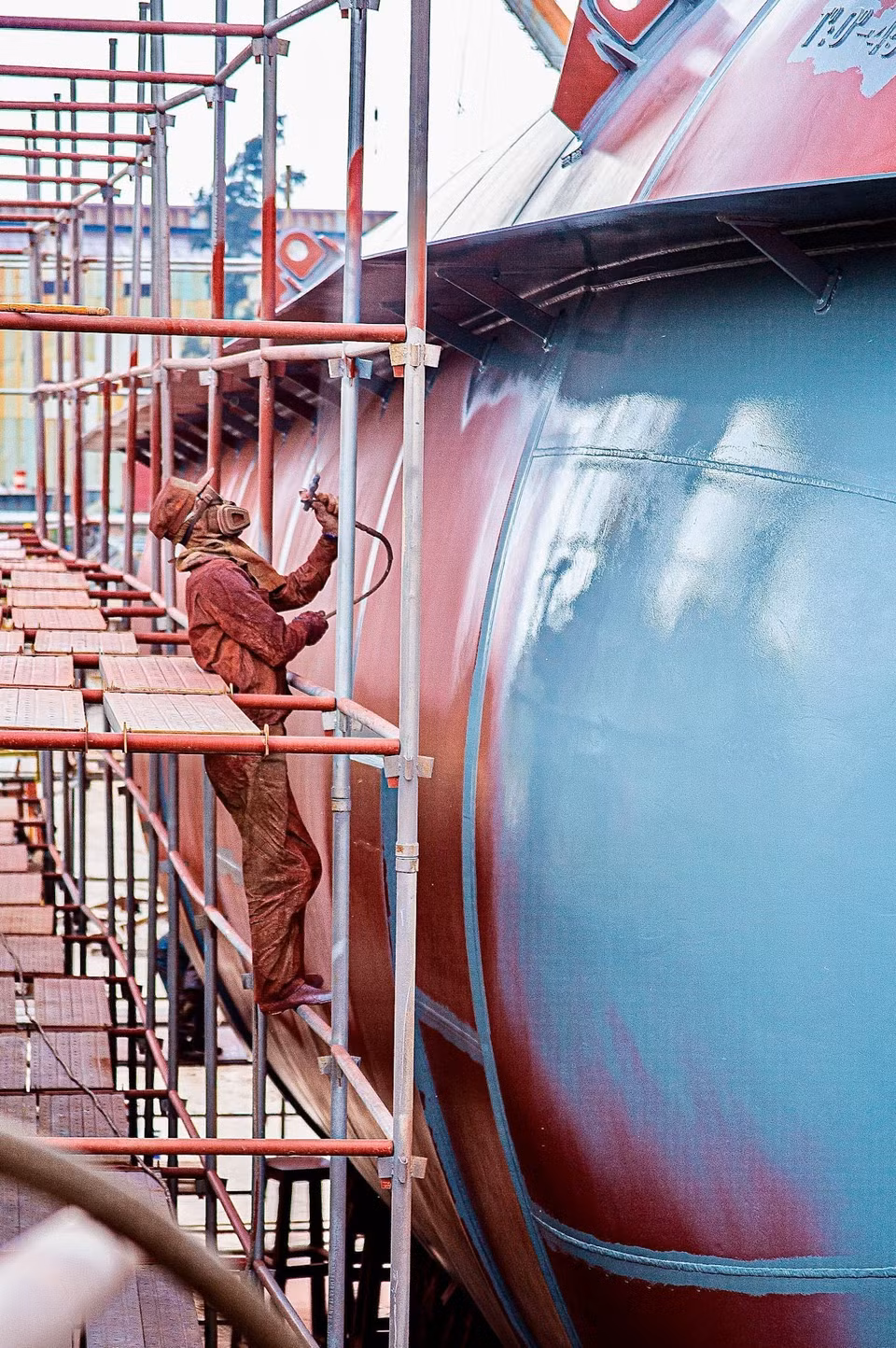 Trabajadores del astillero Bach Dang aplican pintura antioxidante a tanques de almacenamiento especializados. (Foto: VNA)