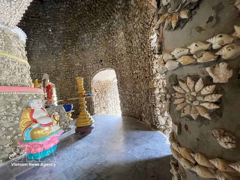 Patrones formados por conchas de caracol y de moluscos en el interior de la torre Bao Tich. (Fuente: VNA)