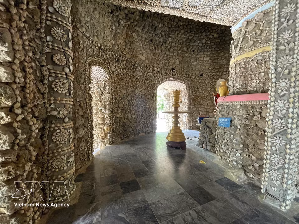 Patrones formados por conchas de caracol y de moluscos en el interior de la torre Bao Tich. (Fuente: VNA)