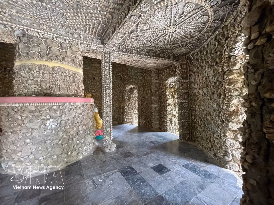 Patrones formados por conchas de caracol y de moluscos en el interior de la torre Bao Tich. (Fuente: VNA)