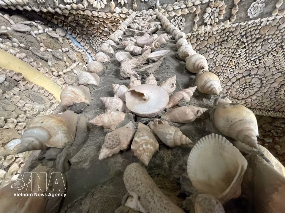 Las conchas marinas se utilizan para realzar los motivos decorativos de la pagoda Tu Van. (Fuente: VNA)