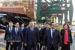 El secretario general del Partido Comunista de Vietnam y presidente, To Lam, junto con una delegación vietnamita de alto nivel, visitan el puerto de Amberes-Brujas. (Foto: VNA)